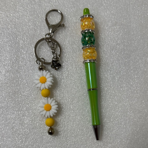 🌼 Daisy Charm Keychain & Beaded Pen Set – 4 Refills Included! - Picture 3 of 7